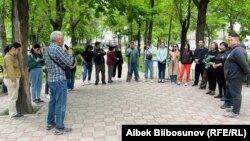 Акция под лозунгом «Нас сажают..., а мы сажаем деревья» в Бишкеке, 4 мая 2024 г.