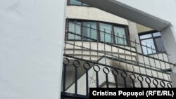 Urme lăsate de flăcări pe peretele hotelului din curtea Consulatului Federației Ruse la Chișinău
