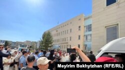 Люди у здания суда после вынесения приговора по делу о «захвате» алматинского аэропорта во время Январских событий. Алматы, 11 июля 2023 года