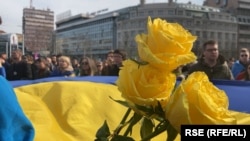 Više od hiljadu ljudi okupilo se u Beogradu na antiratnom Maršu solidarnosti i mira na godišnjicu početka ruske invazije na Ukrajinu, 24. februar 2023.