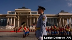 Obezbeđenje tokom ceremonije dobrodošlice sa predsednikom Mongolije Ukhnaaginom Khurelsukhom i papom Franjom na trgu Sukhbaatar u Ulan Batoru, Mongolija, 2. septembra 2023.