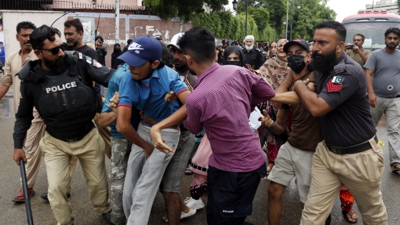 کراچۍ کې د بلوڅانو یووالي کمېټۍ پر مظاهرچیانو د پولیسو تشدد پرضد احتجاج شوی دی