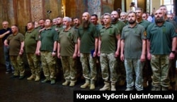 Військові капелани, які пройшли курси підвищення кваліфікації на церемонії випуску в Києві 23 червня 2023 року