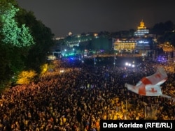 ევროპის დღის აღსანიშნავად რიყეზე ბოლო წლებში ყველაზე ხალმრავალი აქცია გაიმართა - ხელისუფლება ამბობდა, რომ მასში რამდენიმე ათასი მოქალაქე მონაწილეობდა, კვადრატულ მეტრზე ადამიანების საშუალო რაოდენობის გამოთვლით კი ამ დღეს აქციაზე გამოსულთა რაოდენობა 120 ათასიდან 200 ათასამდე იყო.