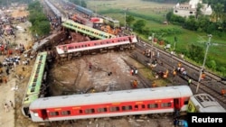 Влаковата катастрофа в индийския щат Одиша взе над 230 жертви, а около 900 души бяха ранени.