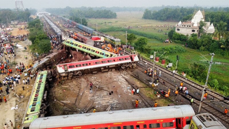 Повеќе од 280 загинати во железничка несреќа во Индија 