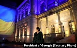 საქართველოს პრეზიდენტი სალომე ზურაბიშვილი ორბელიანების სასახლის შესასვლელთან.