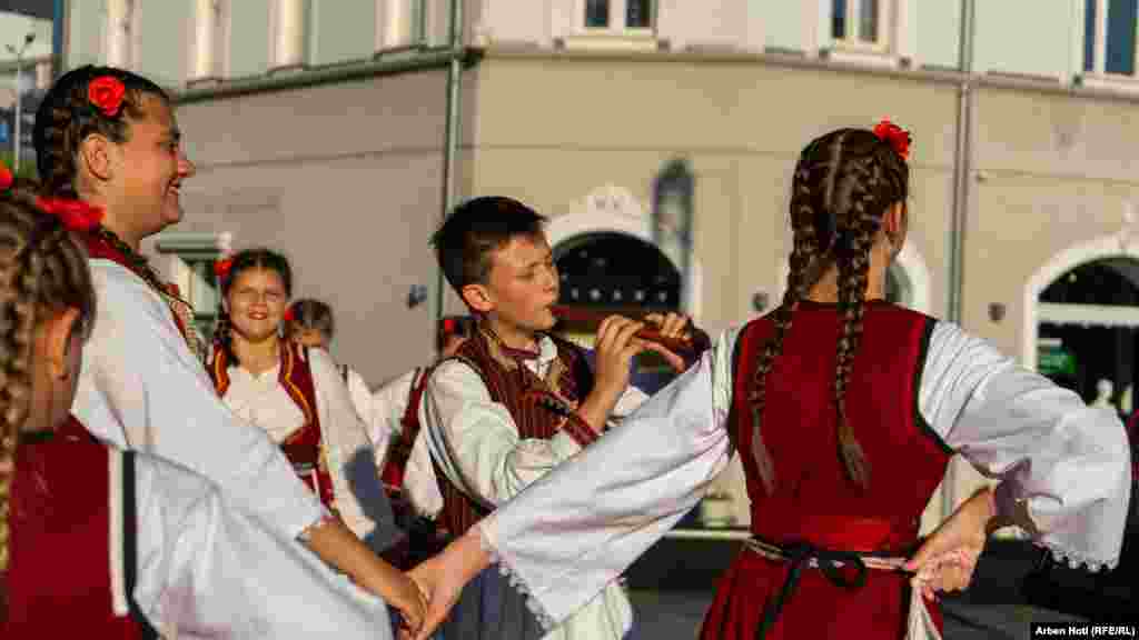 Valltarët me veshje tradicionale kuq e zi. &nbsp;