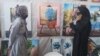 یک دختر نقاش در هرات به دختران دانش آموز نقاشی می‌آموزاند و روحیه می دهد