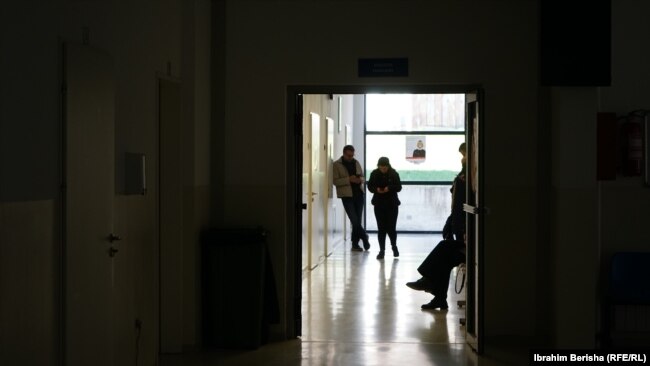 Pacientët duke pritur në radhë në Qendrën Kryesore të Mjekësisë Familjare në Skenderaj.