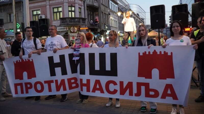 Opozicioni poslanici na protestu 'Srbija protiv nasilja' u Nišu