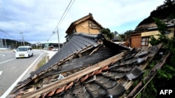 Casă din lemn în orașul Shika, prefectura Ishikawa, pe 2 ianuarie 2024 (foto: Kazuhiro NOGI / AFP)