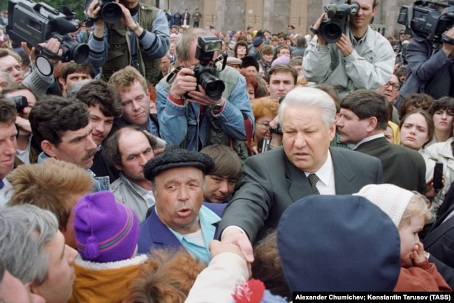 Президент РФ Борис Ельцин во время встречи с жителями станицы Новомышатовская Красноармейского района