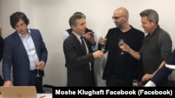 2018 წლის საპრეზიდენტო არჩევნების მეორე ტური. „ქართული ოცნების" დამფუძნებელი ბიძინა ივანიშვილი (ცენტრში) პარტიის სტრატეგიულ მრჩეველთან, მოშე კლუგჰაფტთან ერთად (მარჯვნიდან მეორე). 