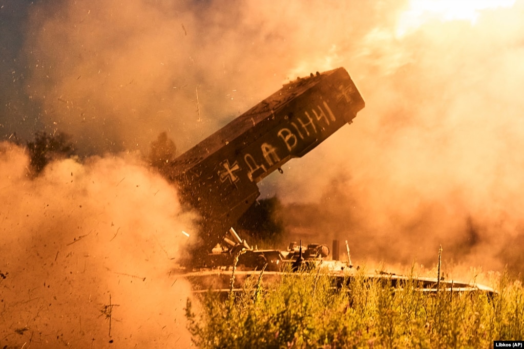 Një raketë ruse TOS-1A e kapur nga Ukraina teksa qëllon drejt pozicioneve ruse pranë Kreminës në rajonin e Luhanskut në korrik. Në mbështjellësin e raketës është shkruar "Da Vinci", që është emri i koduar i komandantit të batalionit ukrainas Dmytro Kotsiubailo, i cili u vra në betejë në mars. ​ &nbsp;