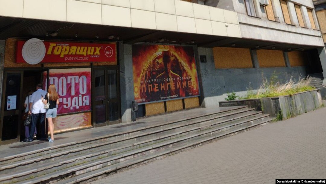 Locuitorii din Zaporojie încearcă să ducă o viață normală. Unii chiar mai merg la cinematograf.