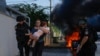 Полиция помогает эвакуироваться женщине с малышом с места ракетного удара в Ашкелоне, Израиль, 7 октября 2023 года