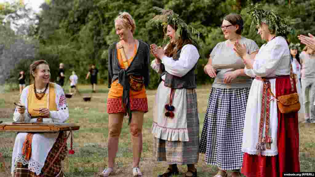 Száműzött belaruszok gyűlnek össze, hogy hagyományos zenét hallgassanak a június 29-én Vilniusban tartott Ivan Kupala-napon. Az ünnepség Keresztelő Szent János ortodox ünnepét és a nyári napfordulót &ndash; az év leghosszabb napját &ndash; ötvözi az ősi pogány és szláv hagyományokra támaszkodva