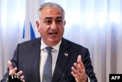 Prințul moștenitor în exil, avocatul Reza Pahlavi, fiul cel mai mare al ultimului Șah al Iranului, aici la o întâlnire cu ministrul israelian al informațiilor - Tel Aviv, 19 aprilie 2023