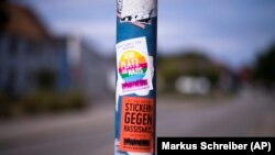 A náciellenesek matricái egy lámpaoszlopon a Mina Witkojc iskola közelében, Burgban 2023. július 19-én, szerdán. „Akár Chemnitzben, akár máshol”; „Nincs helye itt a náciknak”; „Álljunk ki a rasszizmus ellen!”