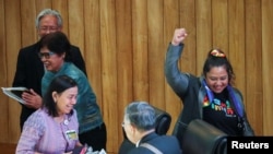 Članovi LGBTQ+ zajednice slave nakon što je Senat usvojio zakon o jednakosti brakova u drugom i trećem čitanju, čime će Tajland zapravo postati treći azijski teritorij za legalizaciju istospolnih zajednica, u Bangkoku, Tajland, 18. juna 2024. 