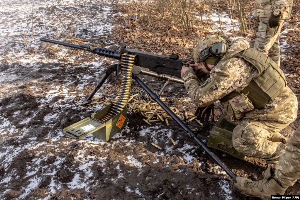 Armë të vogla dhe municione shtesë, duke përfshirë fishekë të kalibrit 0.50 milimetra për të luftuar dronët ajrorë. Në këtë fotografi shihet një ushtar ukrainas duke kryer sulm me një mitraloz Browning të kalibrit 0.50 të prodhuar në Shtetet e Bashkuara.