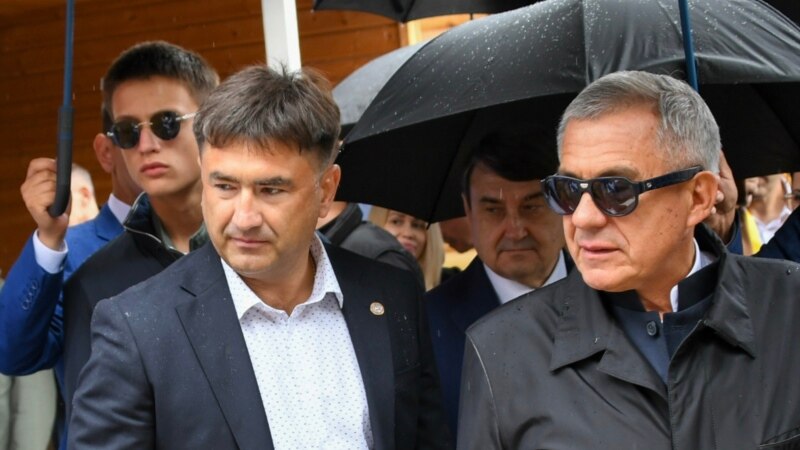 Сын президента Татарстана Искандер Минниханов пришел на Сабантуй в Казани в очках Cartier и кроссовках Louis Vuitton