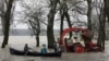Хора с лодка в Лом през април 2006 г., когато водите на река Дунав достигнаха рекордно високи нива.