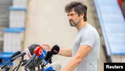  Вицепремиерът Роберт Калинак пред болничното заведение 