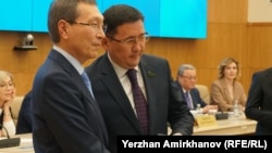 Депутат мажилиса Анас Баккожаев (справа) получает удостоверение депутата. Март 2023 года