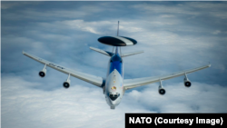 Самолет системы АВАКС НАТО защищает небо во время саммита НАТО в Вильнюсе, июль 2023 года