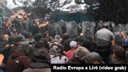 Medijski timovi su se našli tokom jednog od sukoba između demonstranata i pripadnika KFOR-a u Zvečanu, 29. maja 2023.