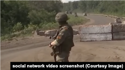 На блокпостах між Херсонщиною та Кримом російські військові проводять допити, змушують роздягатися, розповідають українці