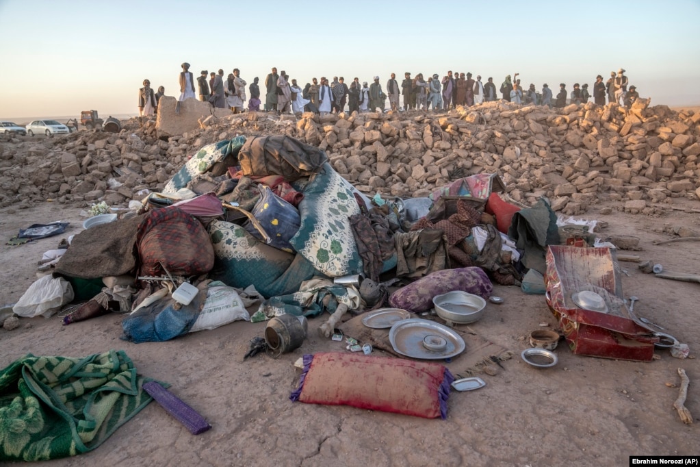 Uomini afgani cercano le vittime del terremoto a Zindah. Jan Wahid Amani, portavoce delle Nazioni Unite, ha dichiarato:  Il Programma Alimentare Mondiale (WFP) ha riferito a RFE/RL che finora sono stati consegnati aiuti di emergenza a diverse centinaia di persone nella provincia di Herat.  "Siamo pronti a fornire aiuti alimentari d'emergenza a circa 20.000 persone"  Ha detto Amani, aggiungendo che l'agenzia alimentare delle Nazioni Unite è pronta ad aumentare quel numero a 70.000 persone.