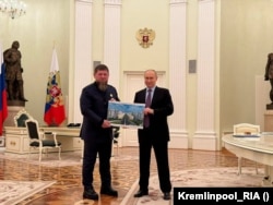 Ramzan Kadyrov (majtas) dhe Vladimir Putin në takimin për të cilin është raportuar më 22 maj.