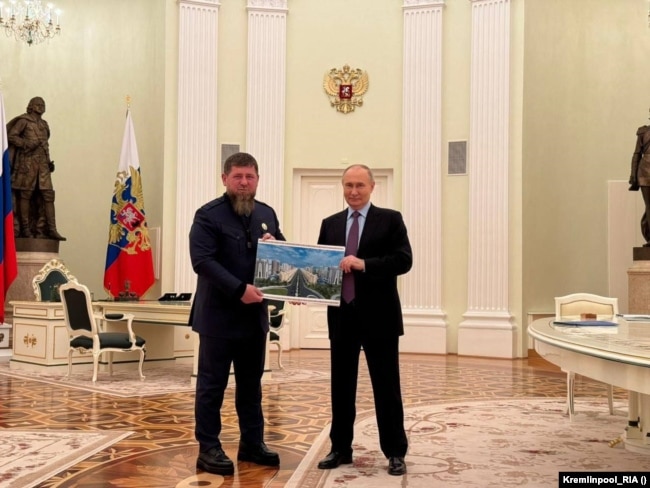 Ramzan Kadyrov (majtas) dhe Vladimir Putin në takimin për të cilin është raportuar më 22 maj.
