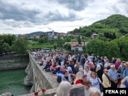 U organizaciji Udruženja porodica nestalih "Višegrad 92.", tokom manifestacije povodom 32. godišnjice, nazvane "3.000 ruža za 3.000 života", učesnici su spustili s mosta u rijeku Drinu ruže.