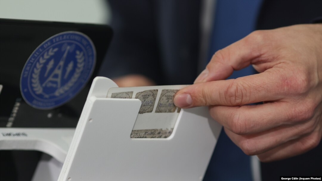 La intrarea în secțiile de votare, alegătorilor le va fi scanată cartea de identitate de către operatorul de calculator.