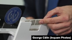 La intrarea în secțiile de votare, alegătorilor le va fi scanată cartea de identitate de către operatorul de calculator.