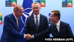 نخست‌وزیر سوئد (راست) در کنار دبیرکل ناتو و رئیس‌جمهور ترکیه