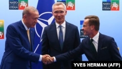 Președintele turc Recep Tayyip Erdogan, alături de premierul suedez Ulf Kristersson și de secretarul general al NATO, Jens Stoltenberg. 