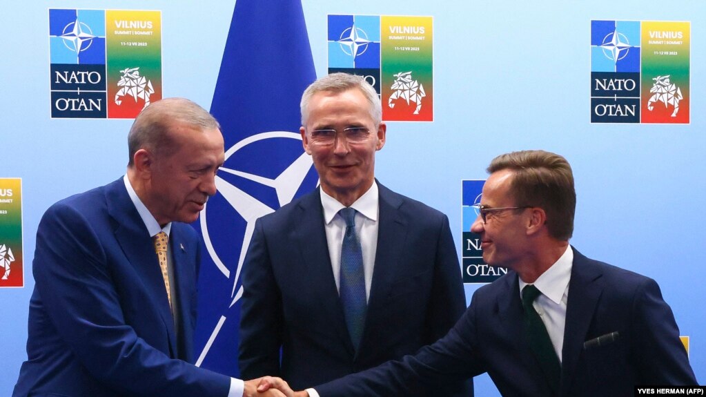 Turski predsjednik Tayyip Erdogan i švedski premijer Ulf Kristersson rukuju se pored generalnog sekretara NATO-a Jensa Stoltenberga prije njihovog sastanka, uoči samita NATO-a, u Vilniusu 10. jula 2023. 