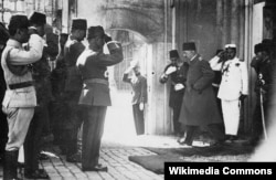 Последний султан Османской империи Мехмед VI покидает Константинополь, 17 ноября 1922 года