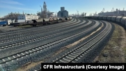 Sute de milioane de lei au investit Comisia Europeană și Guvernul în repunerea în funcțiune și modernizarea liniilor ferate din proximitatea Portului Constanța pentru a ajuta Ucraina să exporte mărfurile.