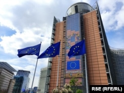 Comisia Europeană este inițiatorul legilor la nivel european, spre deosebire de țările UE, unde rolul acesta îl are adesea Parlamentul național.