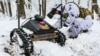 Februarie 2024 - Un soldat rus testează o dronă terestră în regiunea ucraineană Donețk.