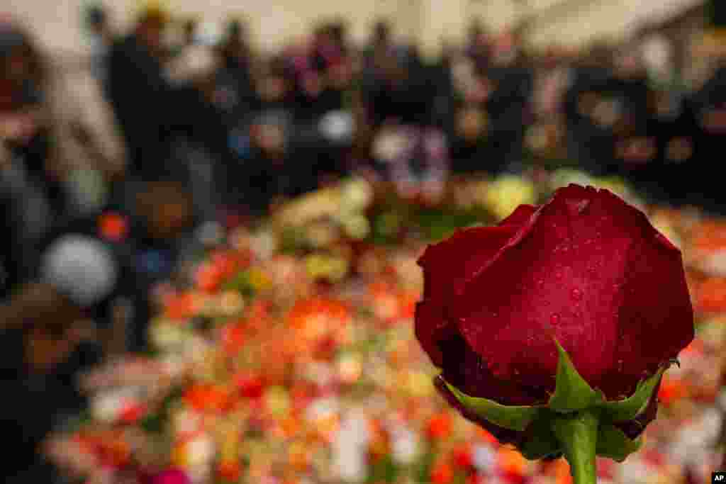 U masakru 21. decembra na Filozofskom fakultetu u Pragu u kome je student historije iznenada otvorio vatru iz puške i ubio 14 ljudi, a kasnije i sebe, povrijeđene su ukupno 24 osobe, mahom studenata i nastavnika.