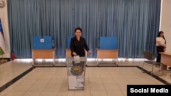 Tanzila Narbaeva, președinta Senatului uzbec, votând la referendumul din 30 aprilie. 