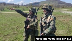 Pripadnice Oružanih snage Bosne i Hercegovine tokom vježbe (fotoarhiva)