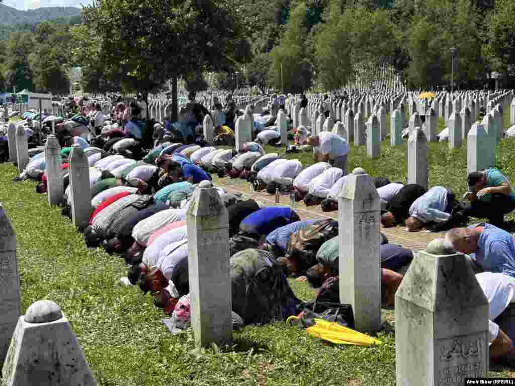 Dženaza namaz za duše 14 žrtava genocida koje su sahranjene 11. jula.&nbsp;